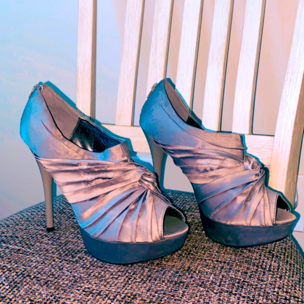 Grey Stylish Silk Pumps!!